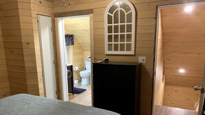 3 slaapkamers, een strijkplank/strijkijzer, reisbedje, wifi