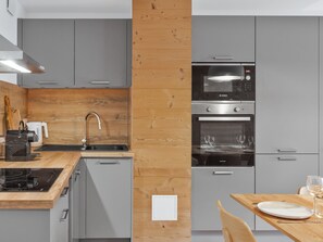 Coffee/tea maker, fridge, oven, dishwasher - Modern apartment in Monêtier, near the village (Le Monêtier-les-Bains)