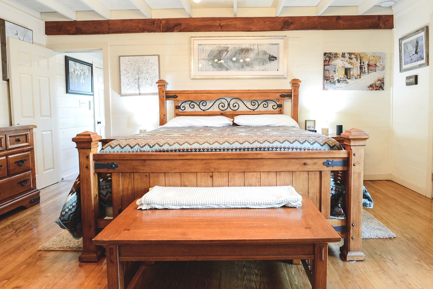 3 bedrooms, iron/ironing board, WiFi, bed sheets