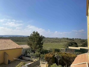 Property grounds - Family apartment in Saint-Pierre-la-Mer, pets allowed (Fleury-Saint-Pierre-la-Mer)