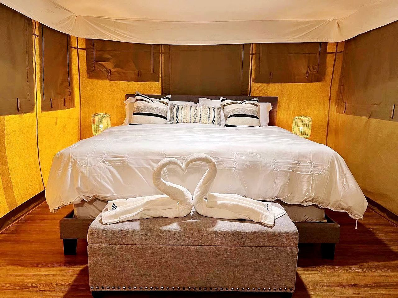 1 bedroom, desk, bed sheets