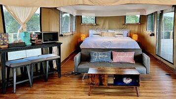 1 bedroom, desk, bed sheets