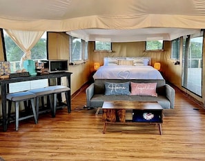 1 habitación, escritorio y ropa de cama 