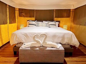 1 間睡房、書桌、床單