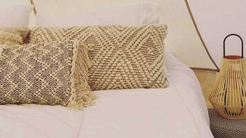 1 bedroom, bed sheets