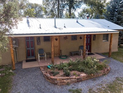 Charming Cabin Retreat: Fireplace and River Views in San Miguel County, NM