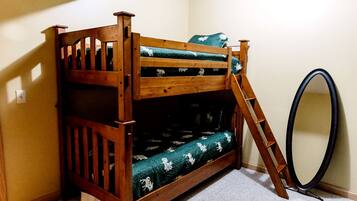 4 bedrooms, iron/ironing board, WiFi, bed sheets