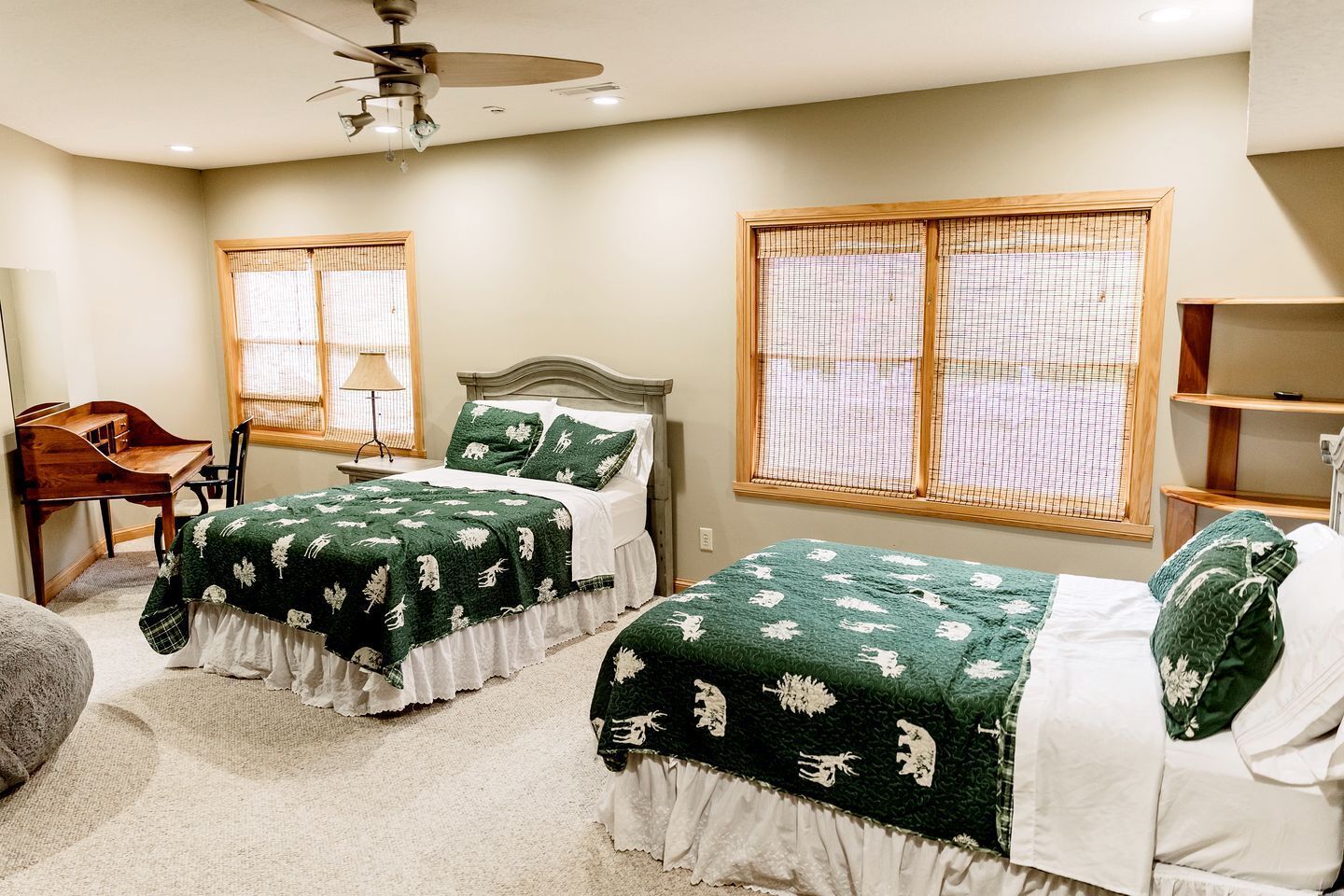 4 bedrooms, iron/ironing board, WiFi, bed sheets
