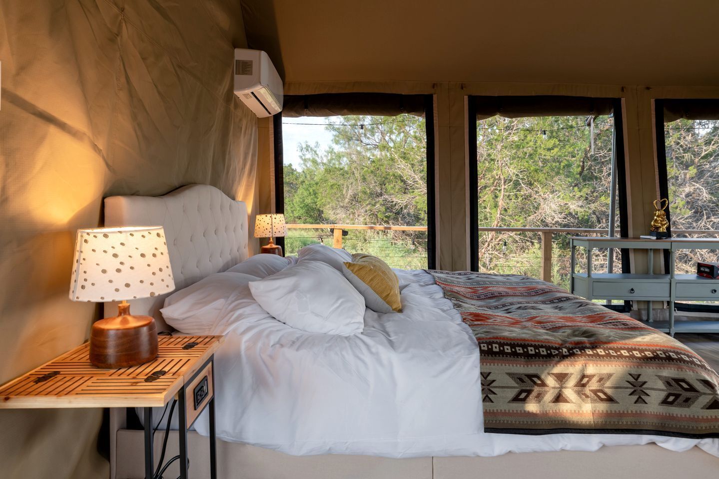 1 bedroom, desk, bed sheets