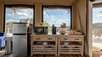 Refrigerador, microondas y cafetera y tetera