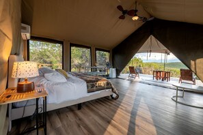 1 Schlafzimmer, Schreibtisch, Bettwäsche