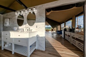 Geladeira, micro-ondas, cafeteira/chaleira