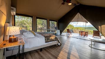 1 bedroom, desk, bed sheets
