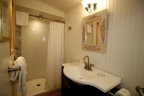 Een haardroger, handdoeken, zeep, shampoo
