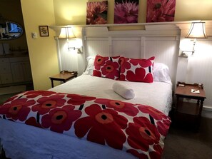 1 bedroom, desk, iron/ironing board, WiFi - Cozy Cottage Rental with Incredible Views in Langley, Northern Washington (Langley)