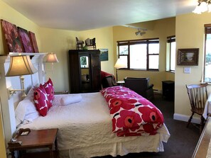 1 bedroom, desk, iron/ironing board, WiFi - Cozy Cottage Rental with Incredible Views in Langley, Northern Washington (Langley)