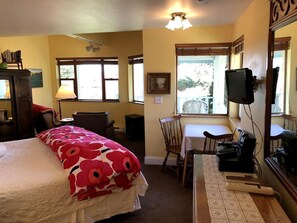1 bedroom, desk, iron/ironing board, WiFi - Cozy Cottage Rental with Incredible Views in Langley, Northern Washington (Langley)