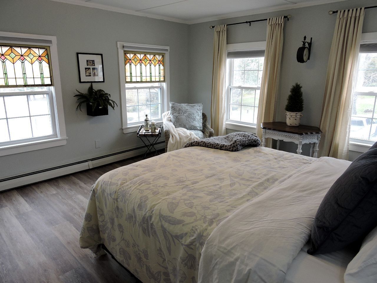 9 bedrooms, desk, iron/ironing board, travel cot