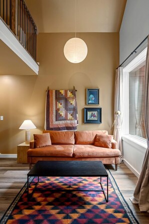 Living area - Charming Cabin Rental for Unforgettable Vacations in Cosby, Tennessee (Cosby)