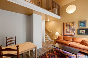 Living area - Charming Cabin Rental for Unforgettable Vacations in Cosby, Tennessee (Cosby)