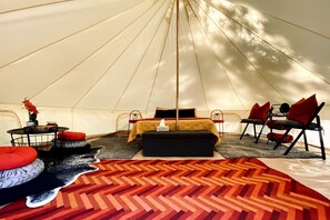 1 bedroom, bed sheets - Grand Adventures in Nature: Big Group-Friendly and Original Glamping in California (Mount Laguna)