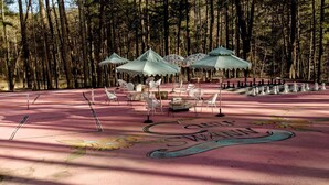 Ein Park mit Schachbrett, Sitzgelegenheiten im Freien und einem farbenfrohen Gestaltungselement.