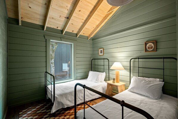 Room - Charming Cabin Rental with Stream Access for Romantic Getaways near Pigeon Forge, Tennessee (Cosby)