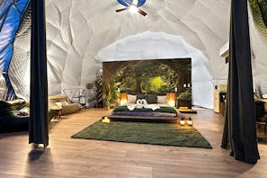 1 bedroom, desk, WiFi, bed sheets - Luxury Glamping Retreat in Texas, Dome Rental for Perfect Nature Escapes (Burnet)
