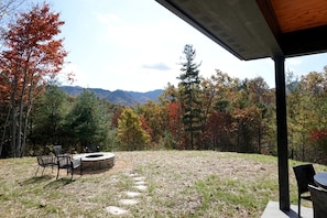 Outdoor dining - Wayah House Perfect for Family Glamping in Bryson City, NC (Bryson City)