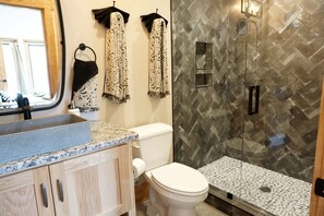 Hair dryer, towels, soap, shampoo - Wayah House Perfect for Family Glamping in Bryson City, NC (Bryson City)