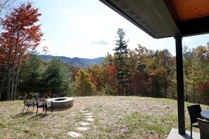 Outdoor dining - Wayah House Perfect for Family Glamping in Bryson City, NC (Bryson City)