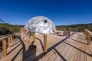 Outdoor dining - Fully-Equipped Luxury Dome Rental for 4 in Burnet, Texas (Burnet)