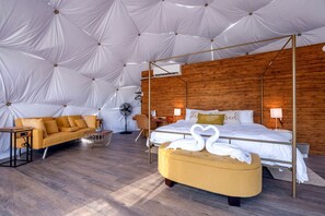 1 bedroom, bed sheets