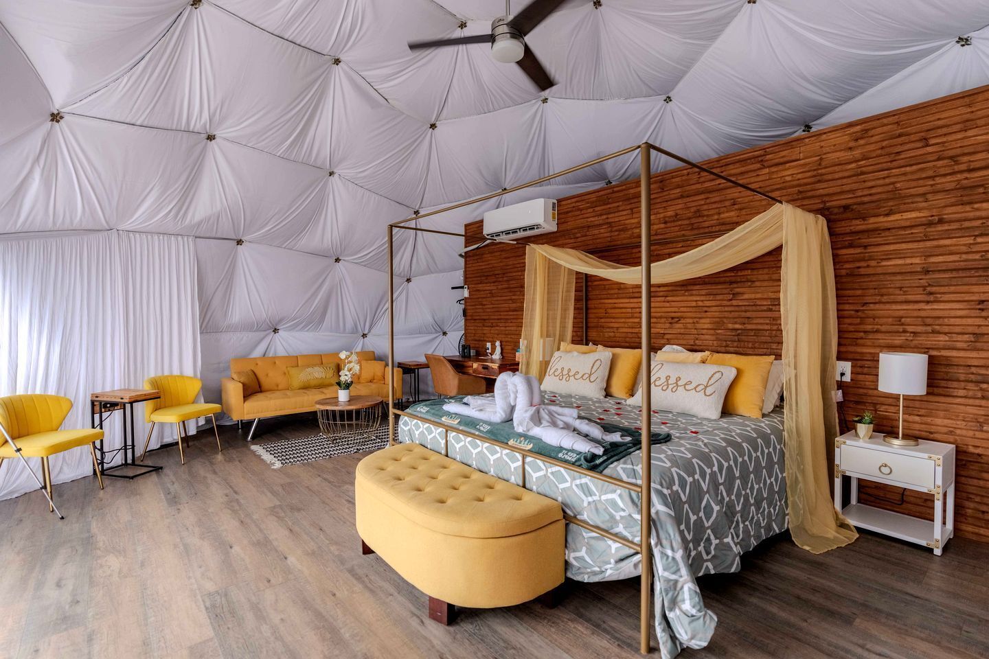 1 bedroom, bed sheets