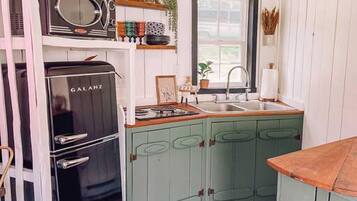 Réfrigérateur, micro-ondes, plaque de cuisson, cafetière/bouilloire