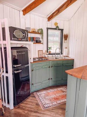 ثلاجة، ميكروويف، موقد طهي مسطح، ماكينة لصنع القهوة/الشاي