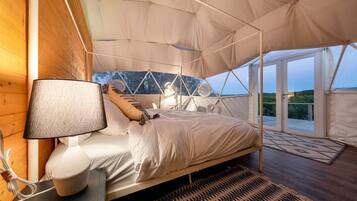 1 bedroom, desk, bed sheets