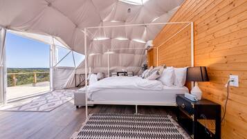 1 bedroom, desk, bed sheets