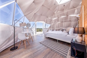 1 Schlafzimmer, Schreibtisch, Bettwäsche