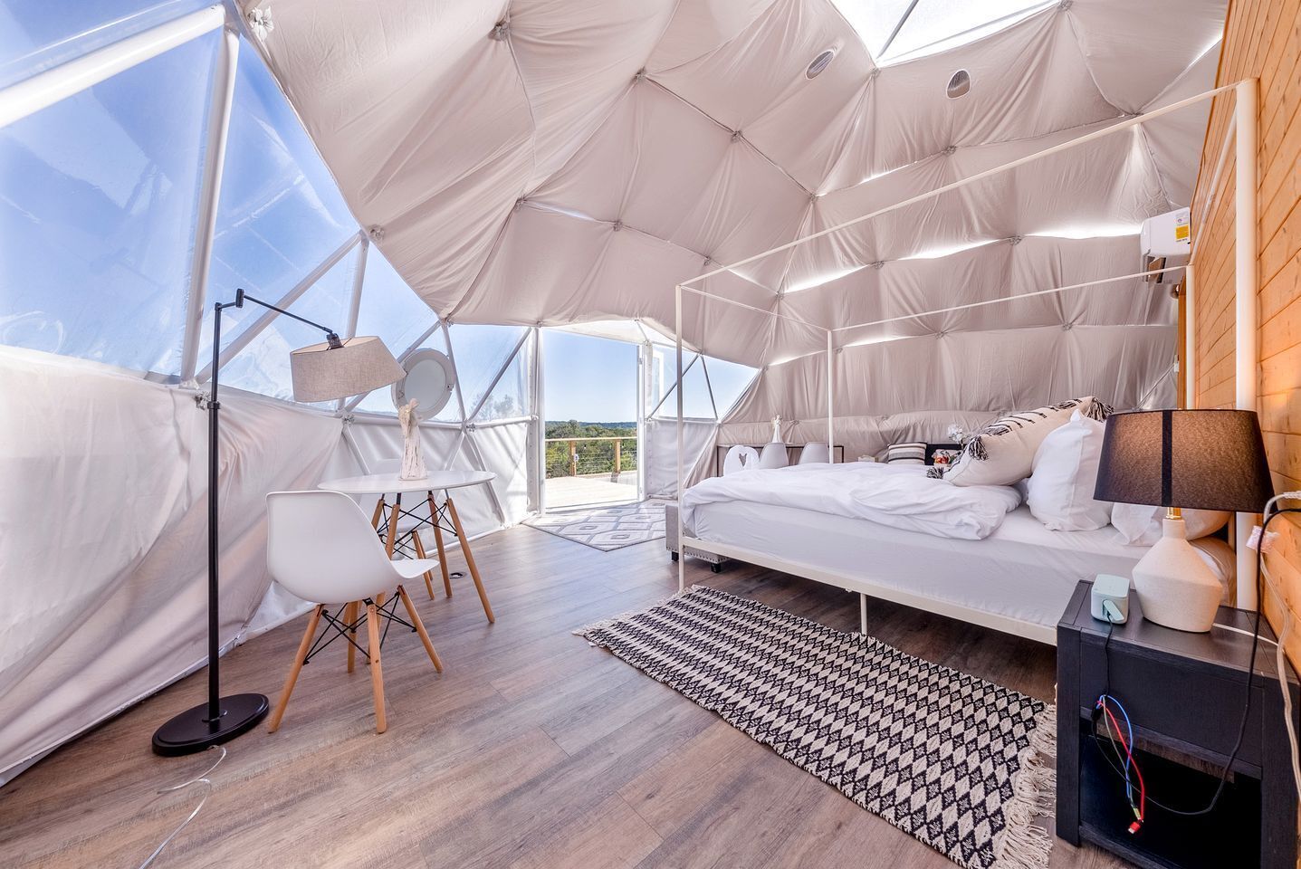 1 slaapkamer, een bureau, beddengoed