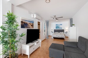 TV - Vacation Studio 'Vv Timón' with Mountain View, Wi-Fi and Air Conditioning (Puerto de Mogán)