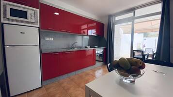 Micro-ondes, cafetiĂšre/bouilloire, grille-pain, chaise haute