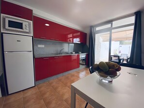 Een microgolfoven, een koffiezetapparaat/waterkoker, een broodrooster