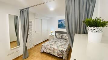 Tabla de planchar con plancha, wifi, ropa de cama