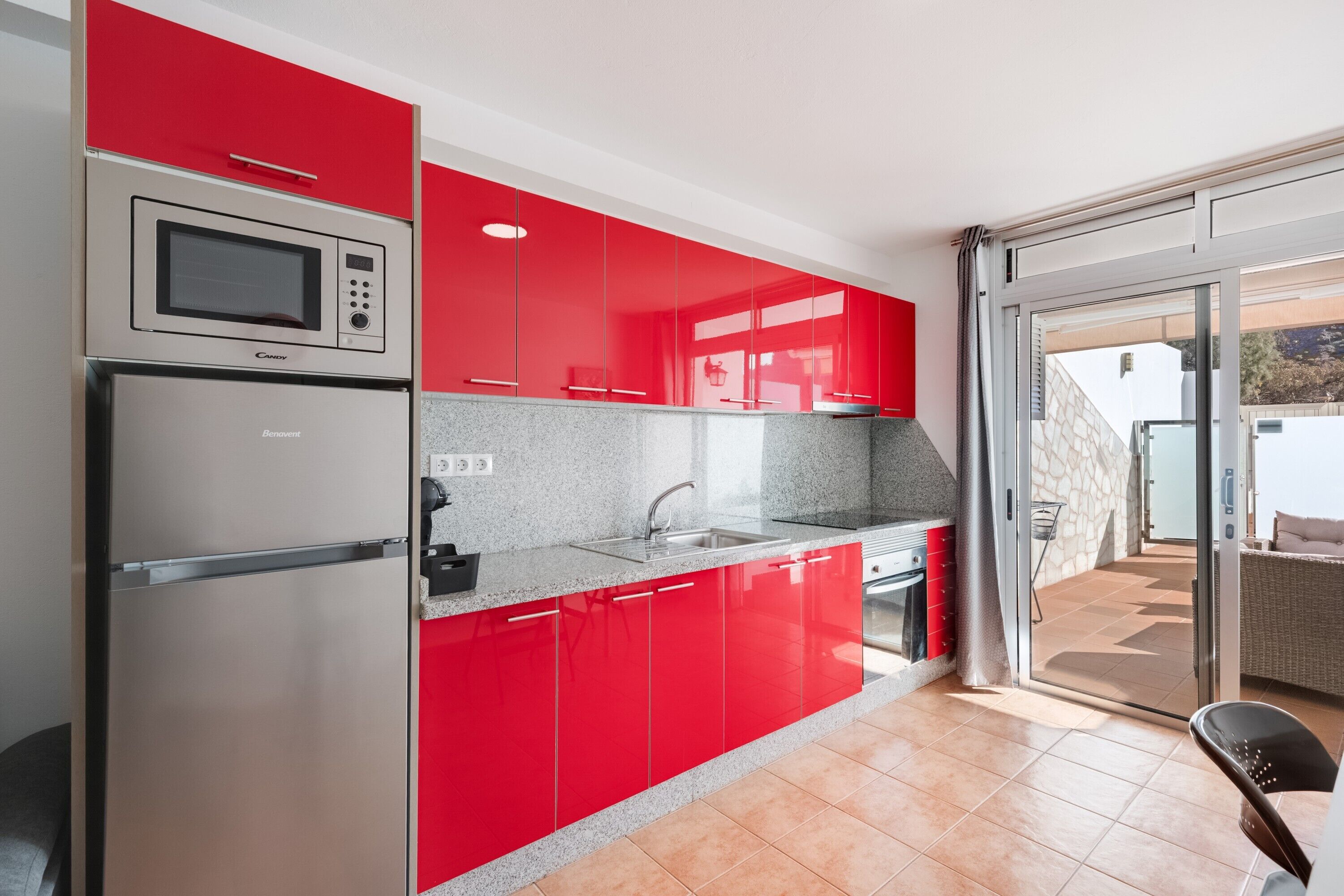 Jääkaappi, mikroaaltouuni, uuni, liesi