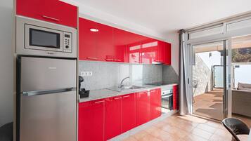 Jääkaappi, mikroaaltouuni, uuni, liesi