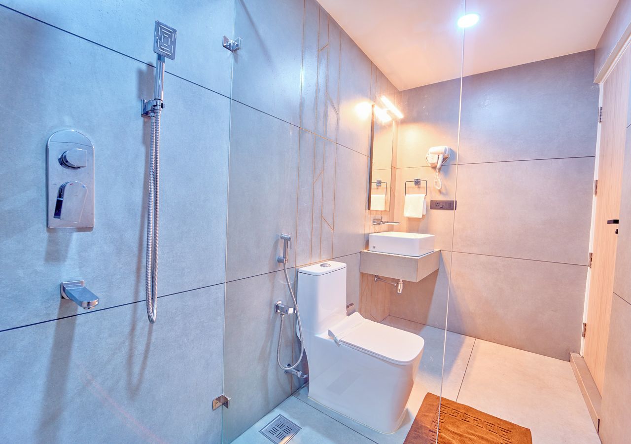 Un baño moderno con ducha, inodoro y lavabo.