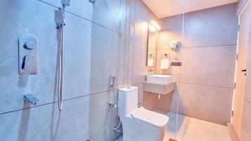 Un baño moderno con ducha, inodoro y lavabo.