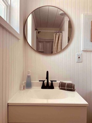 Een haardroger, handdoeken, zeep, shampoo