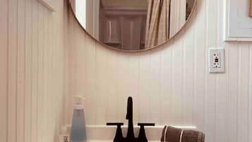 Haartrockner, Handtücher, Seife, Shampoo